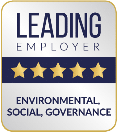 Auszeichnung mit goldener Umrandung und silbernem Hintergrund. Oben steht „LEADING EMPLOYER“ in dunkelblauer Schrift. Darunter ein dunkelblauer Balken mit fünf goldenen Sternen. Unten die schwarze Beschriftung „ENVIRONMENTAL, SOCIAL, GOVERNANCE“.