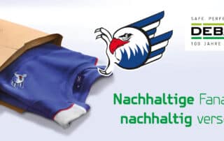 Ein blaues Fan-Shirt mit rotem und weißem Rand wird in einer umweltfreundlichen, braunen Papier-Versandtasche verpackt. Daneben das Logo der Adler Mannheim, ein stilisierter Adlerkopf mit Flügeln. Oben rechts das DEBATIN-Logo mit dem Schriftzug „SAFE. PERFECT. PACKED. 100 JAHRE INNOVATION“. Darunter der Werbeslogan „Nachhaltige Fanartikel nachhaltig versenden“ in grüner Schrift. Das Bild ist der Header eines Blogs